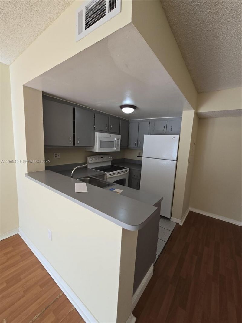 670 NW 85th Pl, Unit 11-210, Miami, FL 33126 Photo