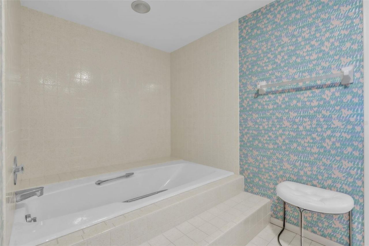 5635 Gulf Of Mexico Drive, Unit 202, Longboat Key, FL 34228 Photo