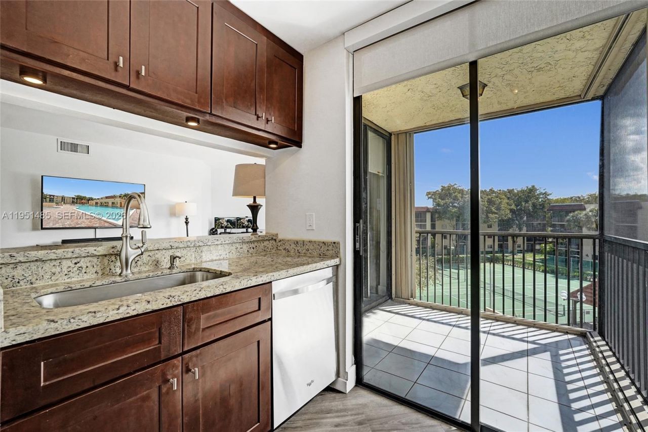 10501 W Broward Blvd, Unit 406, Plantation, FL 33324 Photo