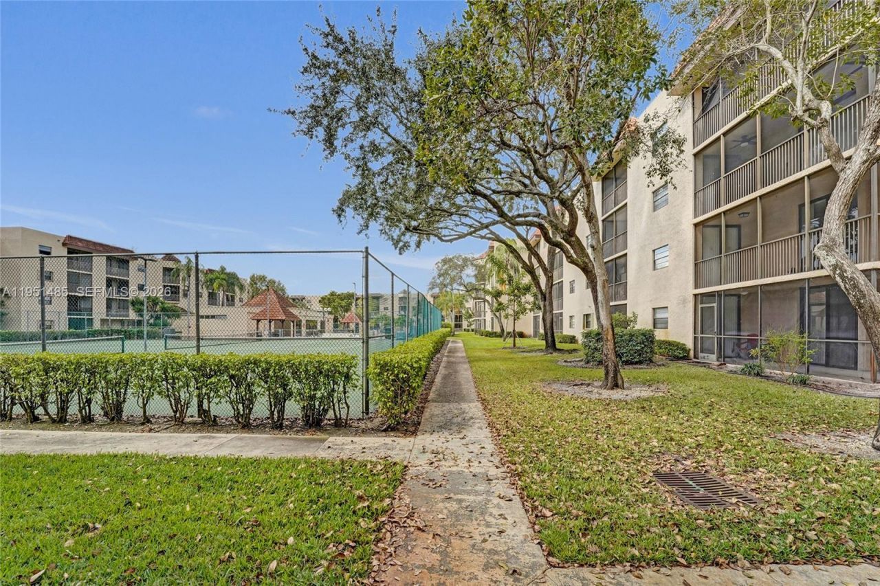 10501 W Broward Blvd, Unit 406, Plantation, FL 33324 Photo