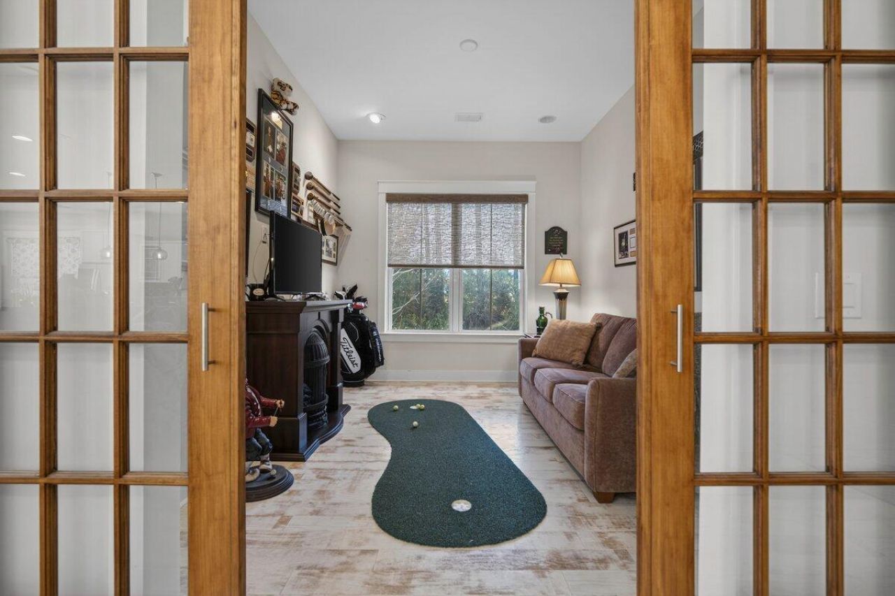 403 Four Seasons Boulevard Photo 16