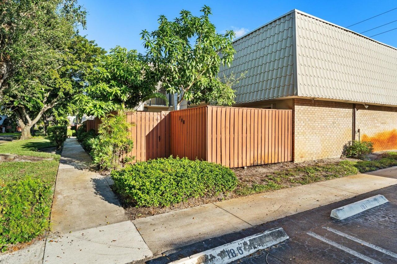 1700 Embassy Drive, Unit 708, West Palm Beach, FL 33401 Photo