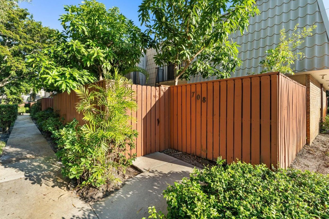 1700 Embassy Drive, Unit 708, West Palm Beach, FL 33401 Photo