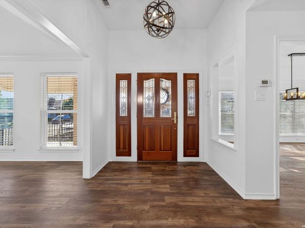 6003 Brook Falls, Windcrest, TX 78239