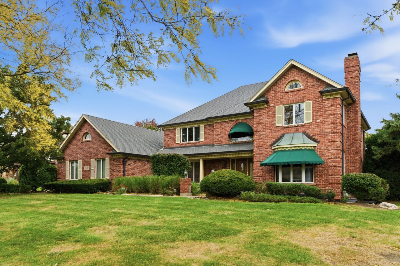 8261 Lake Ridge Drive, Burr Ridge, IL 60527 Main Photo