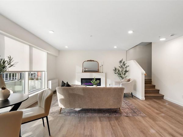 1102 Esquimalt Rd, Unit TH5, Esquimalt, BC V9A 0L3