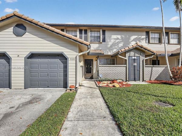 9080 Vineyard Lake Dr, Plantation, FL 33324