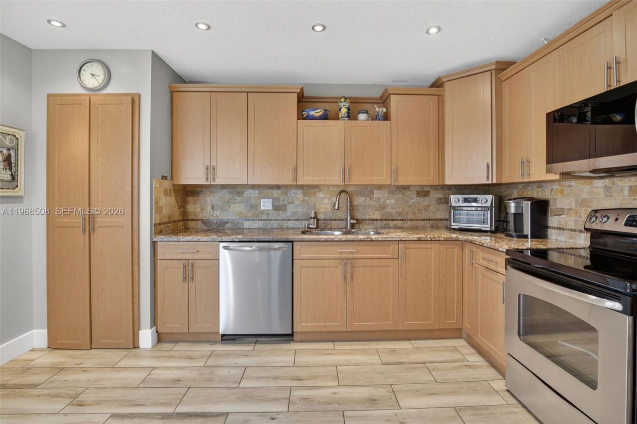 9080 Vineyard Lake Dr, Plantation, FL 33324 Photo