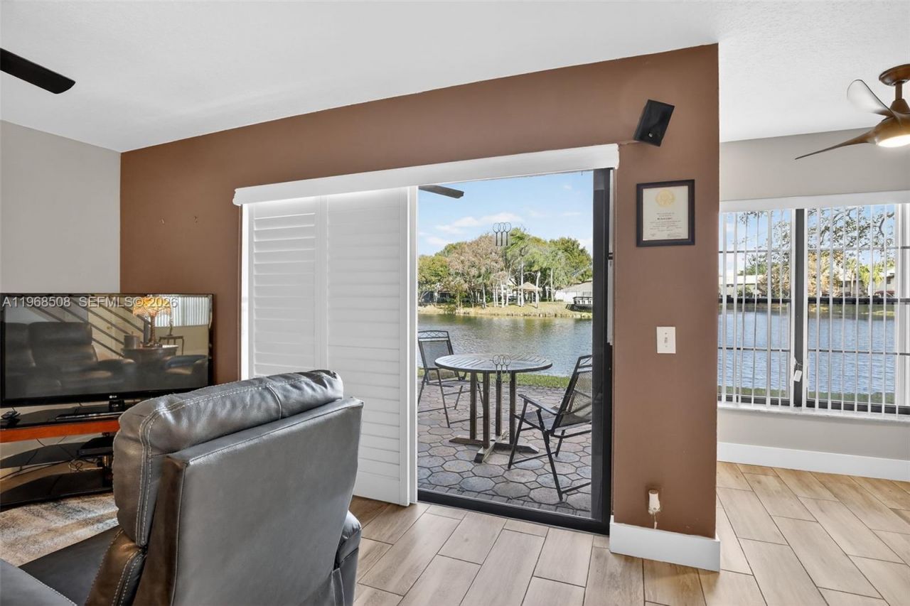 9080 Vineyard Lake Dr, Plantation, FL 33324 Photo