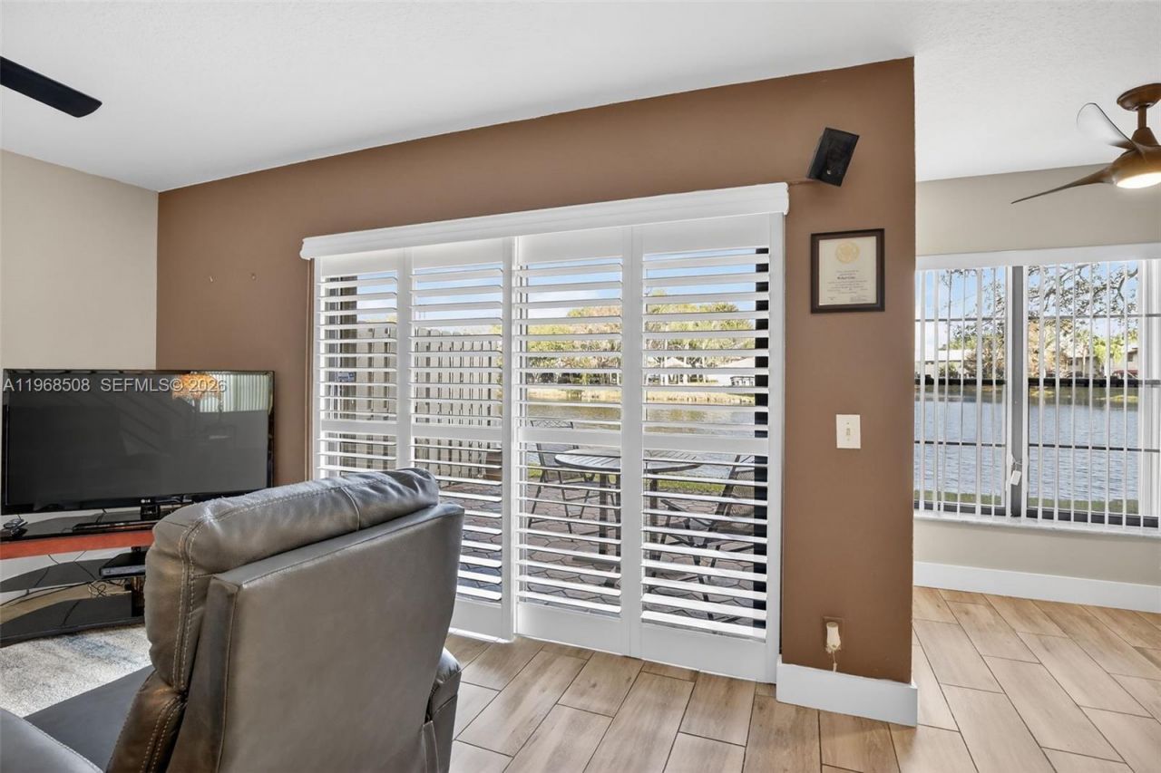 9080 Vineyard Lake Dr, Plantation, FL 33324 Photo