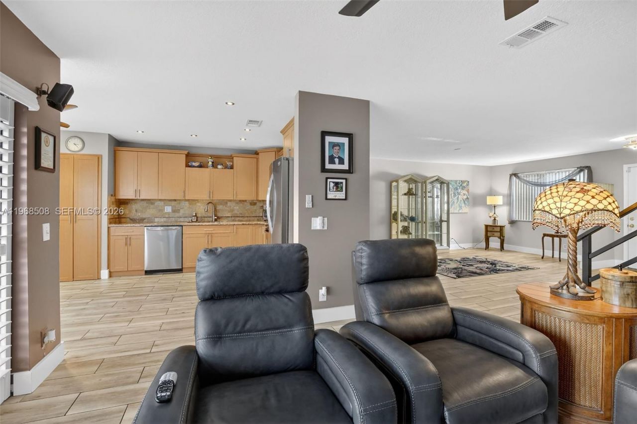 9080 Vineyard Lake Dr, Plantation, FL 33324 Photo