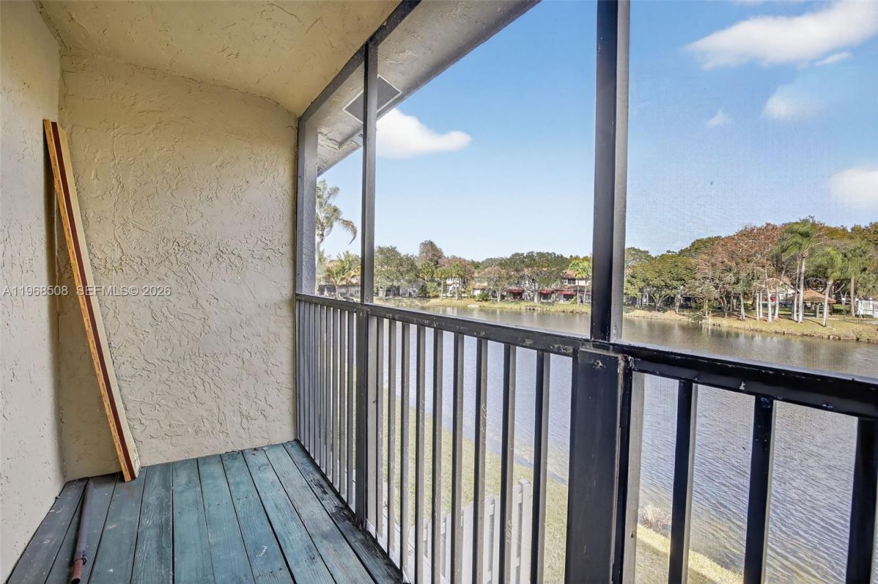 9080 Vineyard Lake Dr, Plantation, FL 33324 Photo