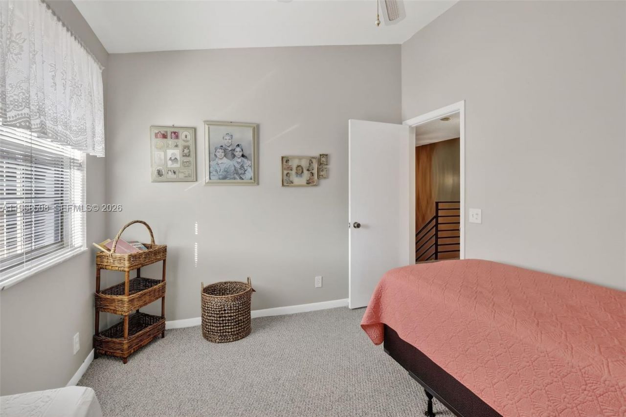 9080 Vineyard Lake Dr, Plantation, FL 33324 Photo