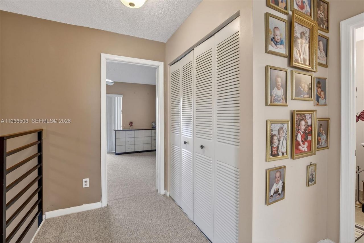 9080 Vineyard Lake Dr, Plantation, FL 33324 Photo