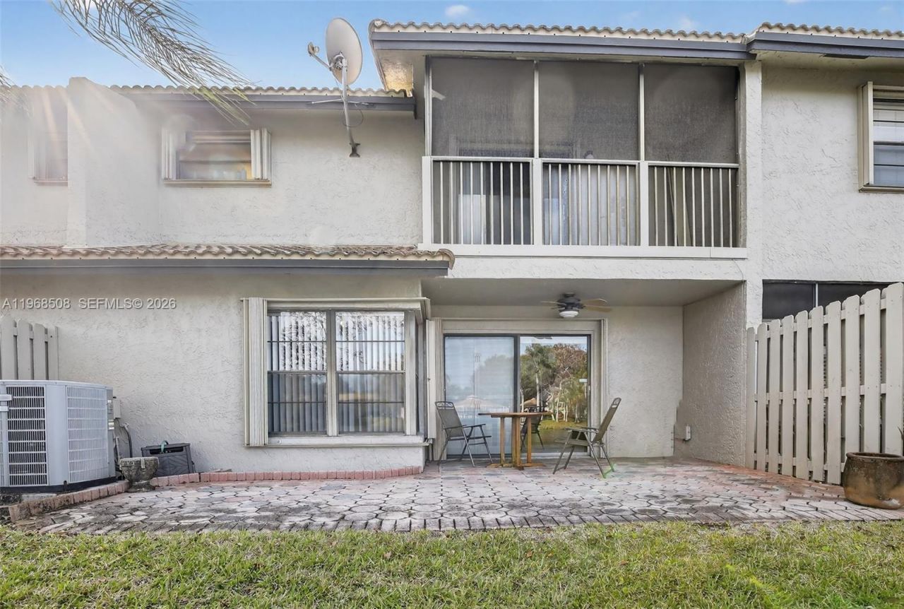 9080 Vineyard Lake Dr, Plantation, FL 33324 Photo