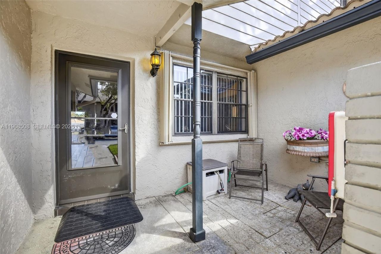 9080 Vineyard Lake Dr, Plantation, FL 33324 Photo