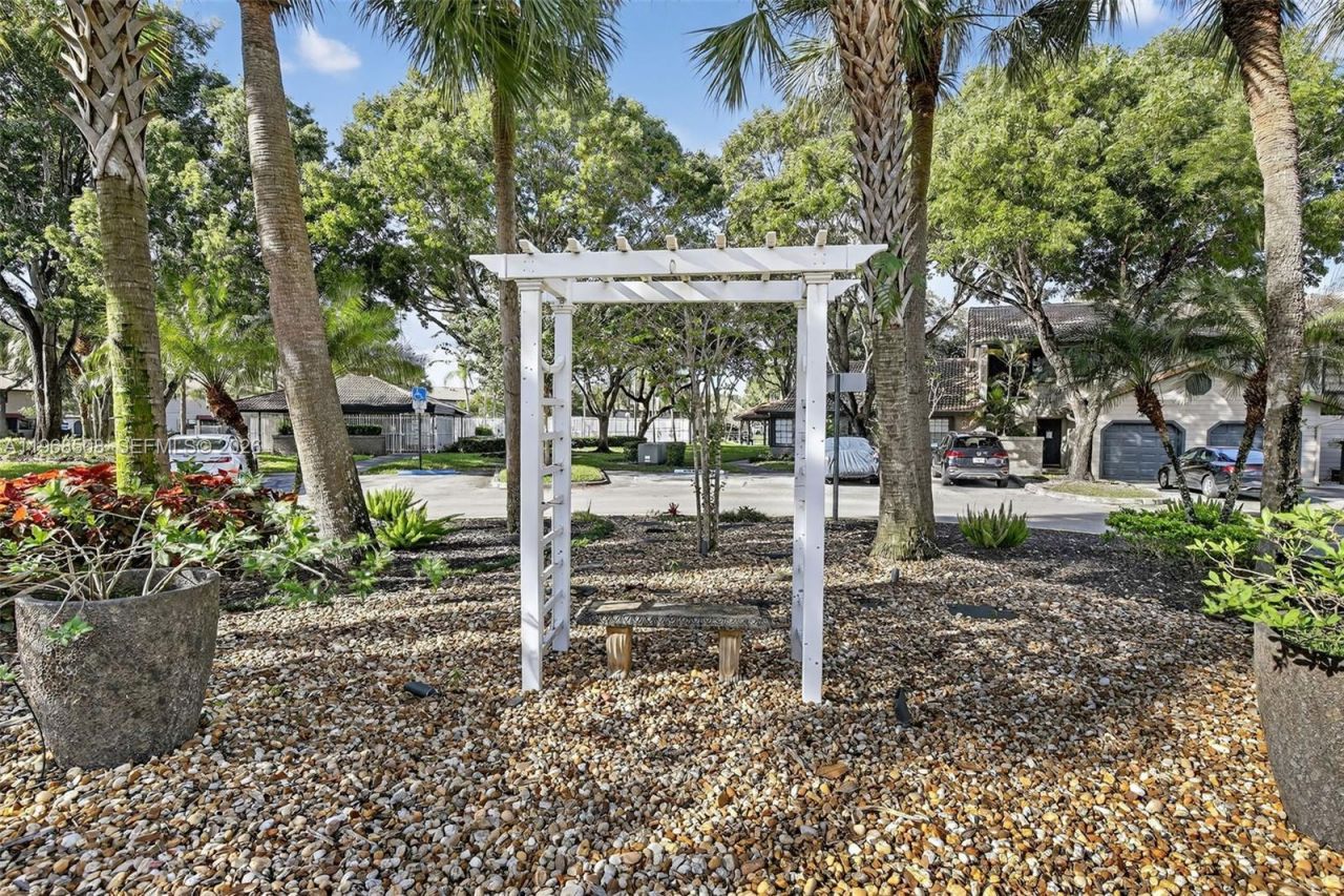 9080 Vineyard Lake Dr, Plantation, FL 33324 Photo