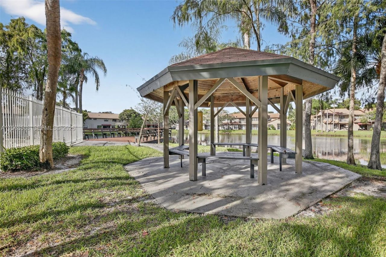 9080 Vineyard Lake Dr, Plantation, FL 33324 Photo