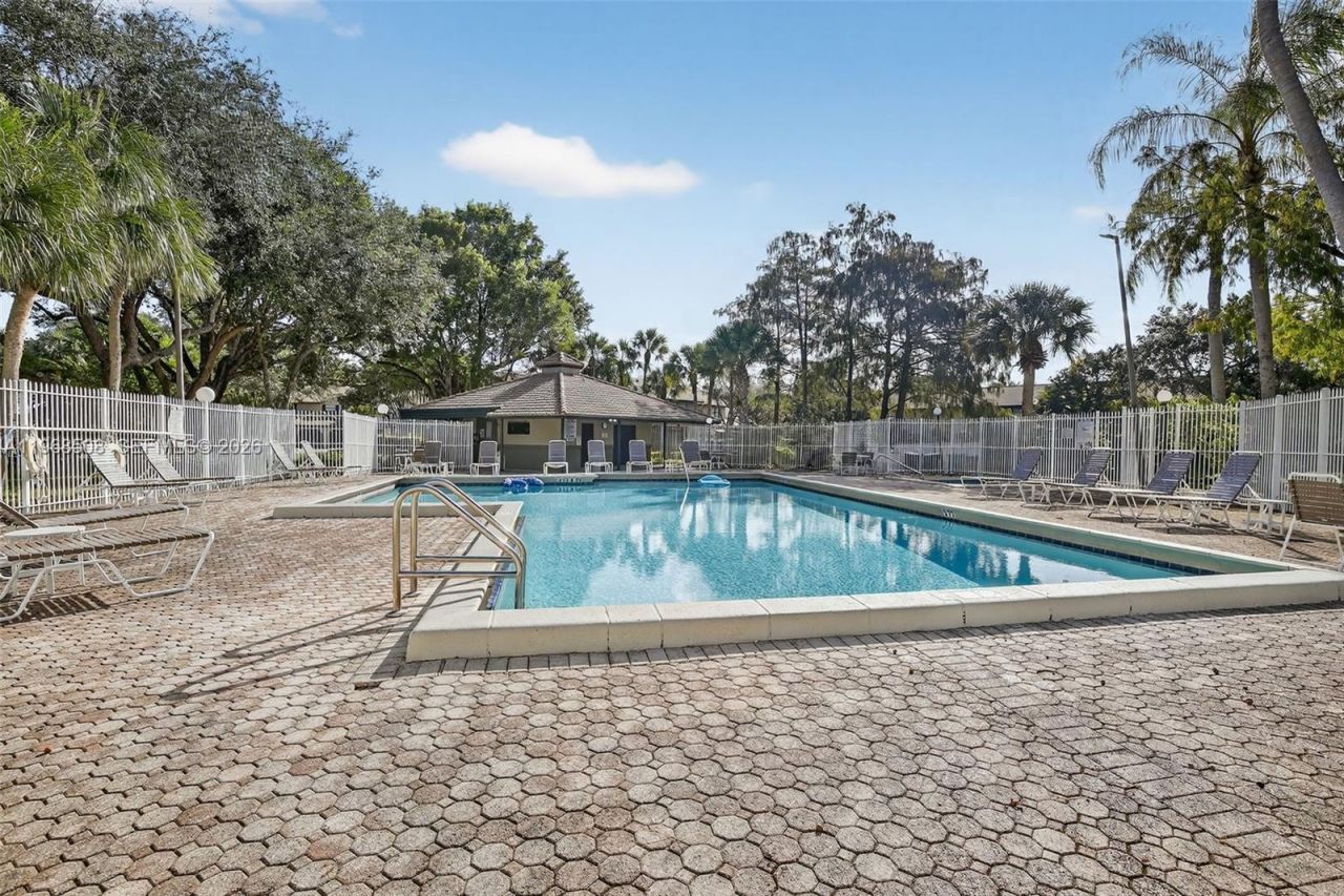 9080 Vineyard Lake Dr, Plantation, FL 33324 Photo