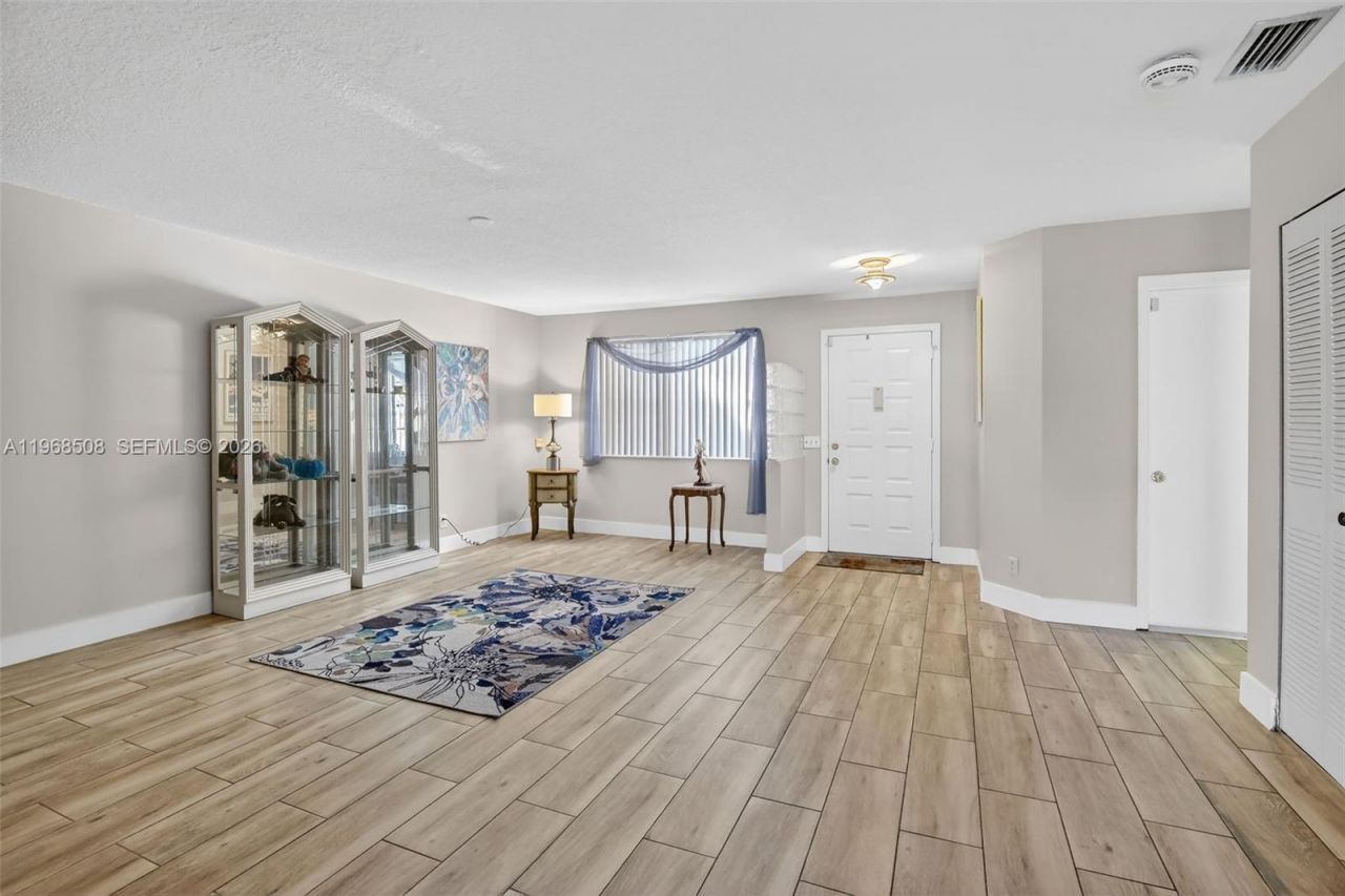 9080 Vineyard Lake Dr, Plantation, FL 33324 Photo