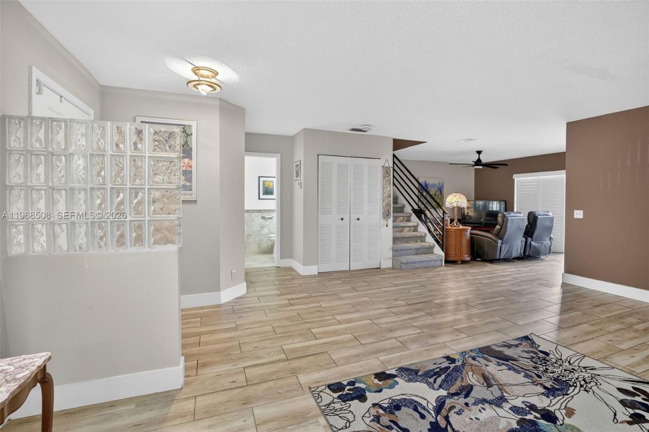 9080 Vineyard Lake Dr, Plantation, FL 33324 Photo