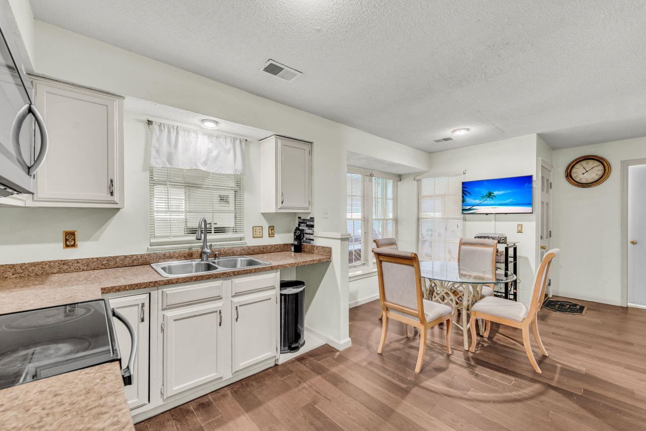 8121 Halifax Way Photo 5