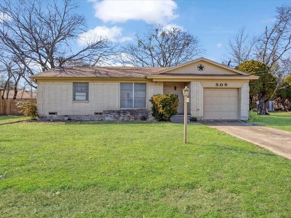 509 Lipscomb Street, Bonham, TX 75418