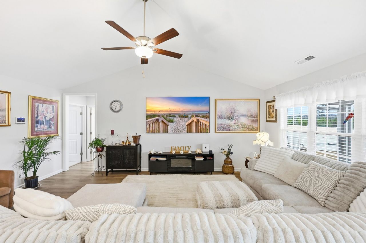 702 Woodside Dr.  Photo 7