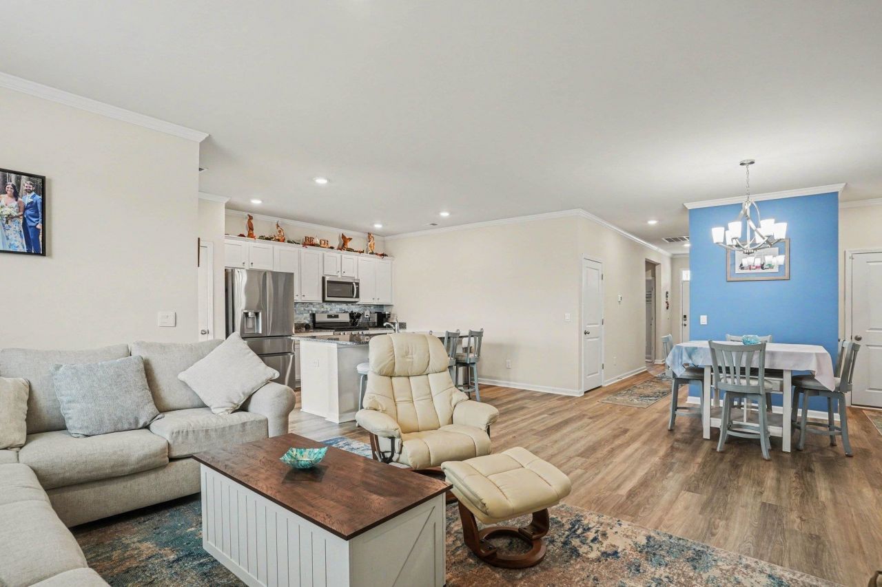 211 Londonshire Dr. Photo 4