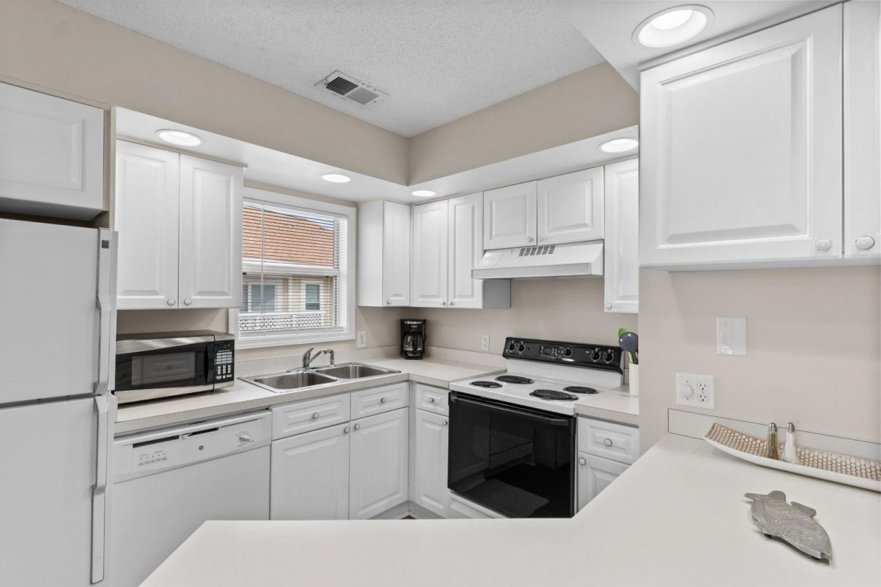 300 Shorehaven Dr.  Photo 5