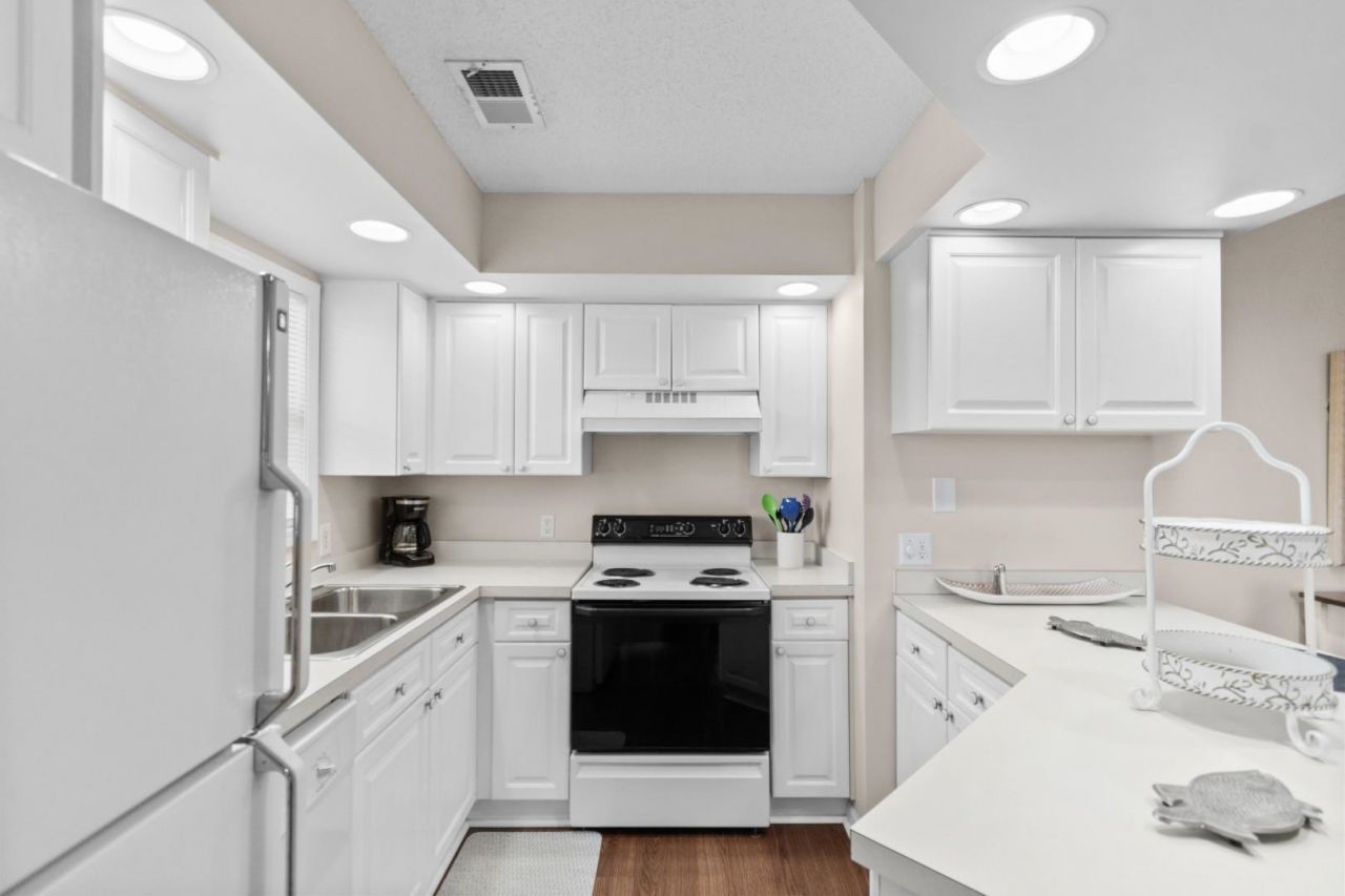 300 Shorehaven Dr.  Photo 6