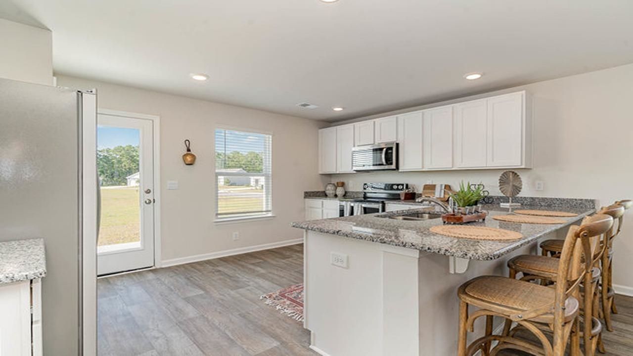 327 Skyward St. Photo 4