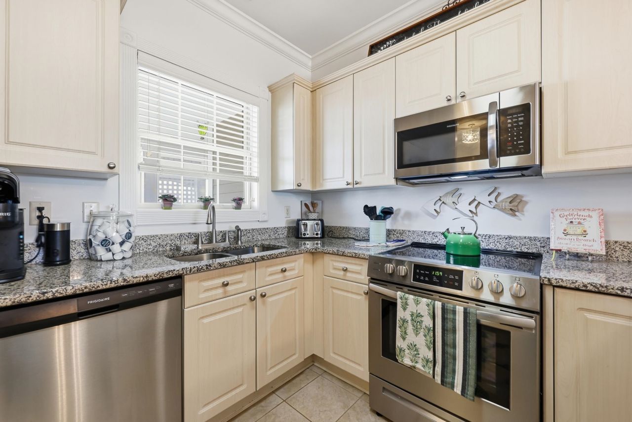 4894 Luster Leaf Circle Photo 18