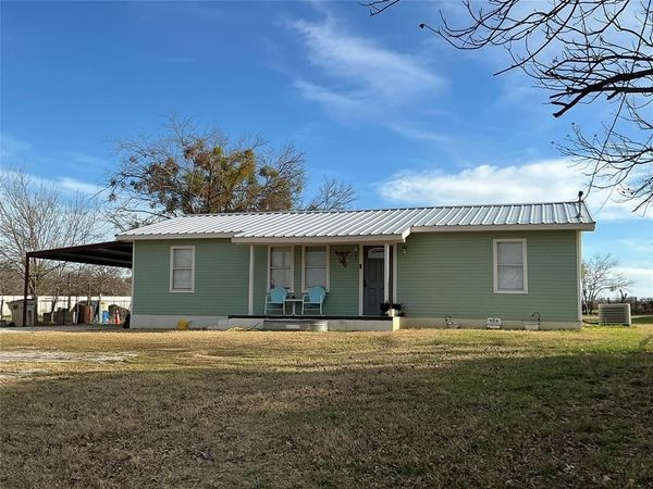 1502 E Highland Avenue, Comanche, TX 76442