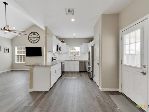 320 Holly Avenue, Luling, TX 78648