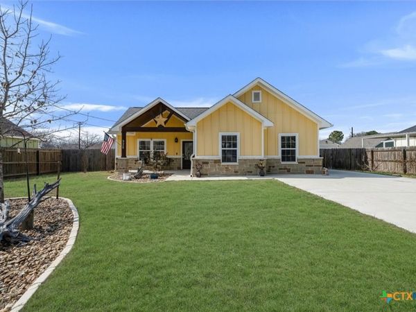 320 Holly Avenue , Luling, TX 78648