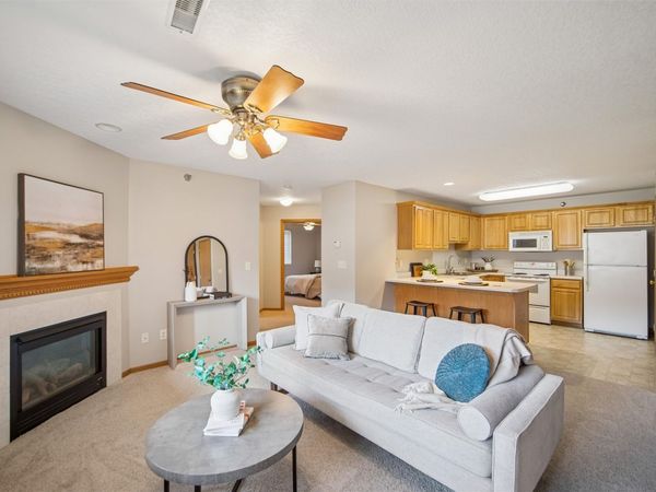 5916 Sutton Place, Unit 1, Urbandale, IA 50322