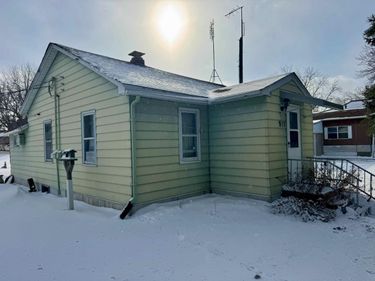 911 Maple Avenue, Bird Island, MN 55310