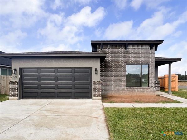 102 Persimmon Court , Victoria, TX 77904