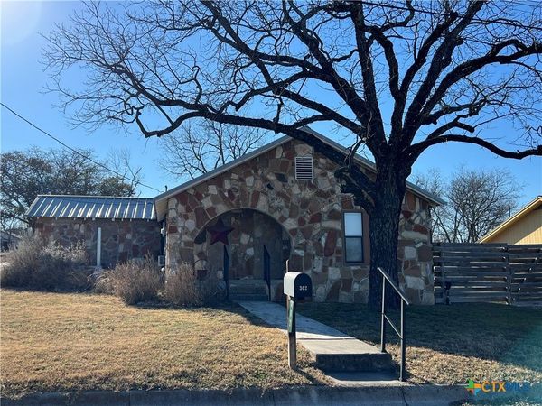 302 N Arnold Street , Lampasas, TX 76550