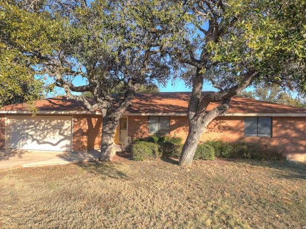 131 Homestead Dr, Kerrville, TX 78028