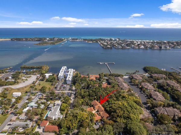 16 Via Lago, Boynton Beach, FL 33435