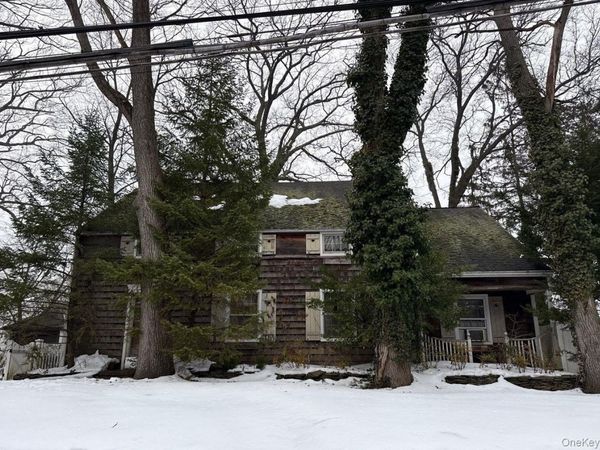 89 Linmouth Road, Malverne, NY 11565