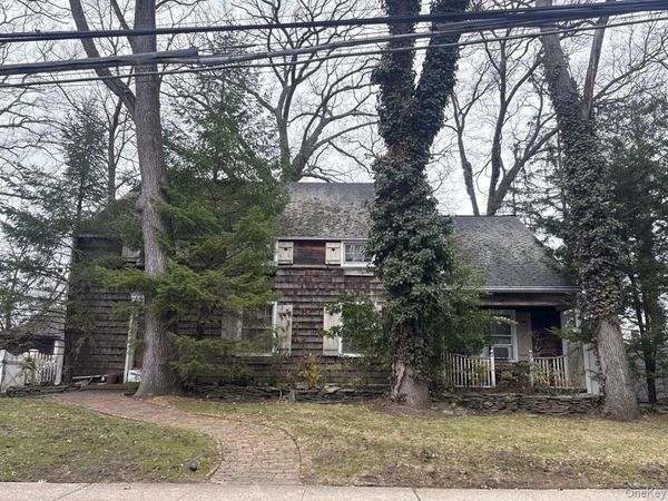 89 Linmouth Road, Malverne, NY 11565