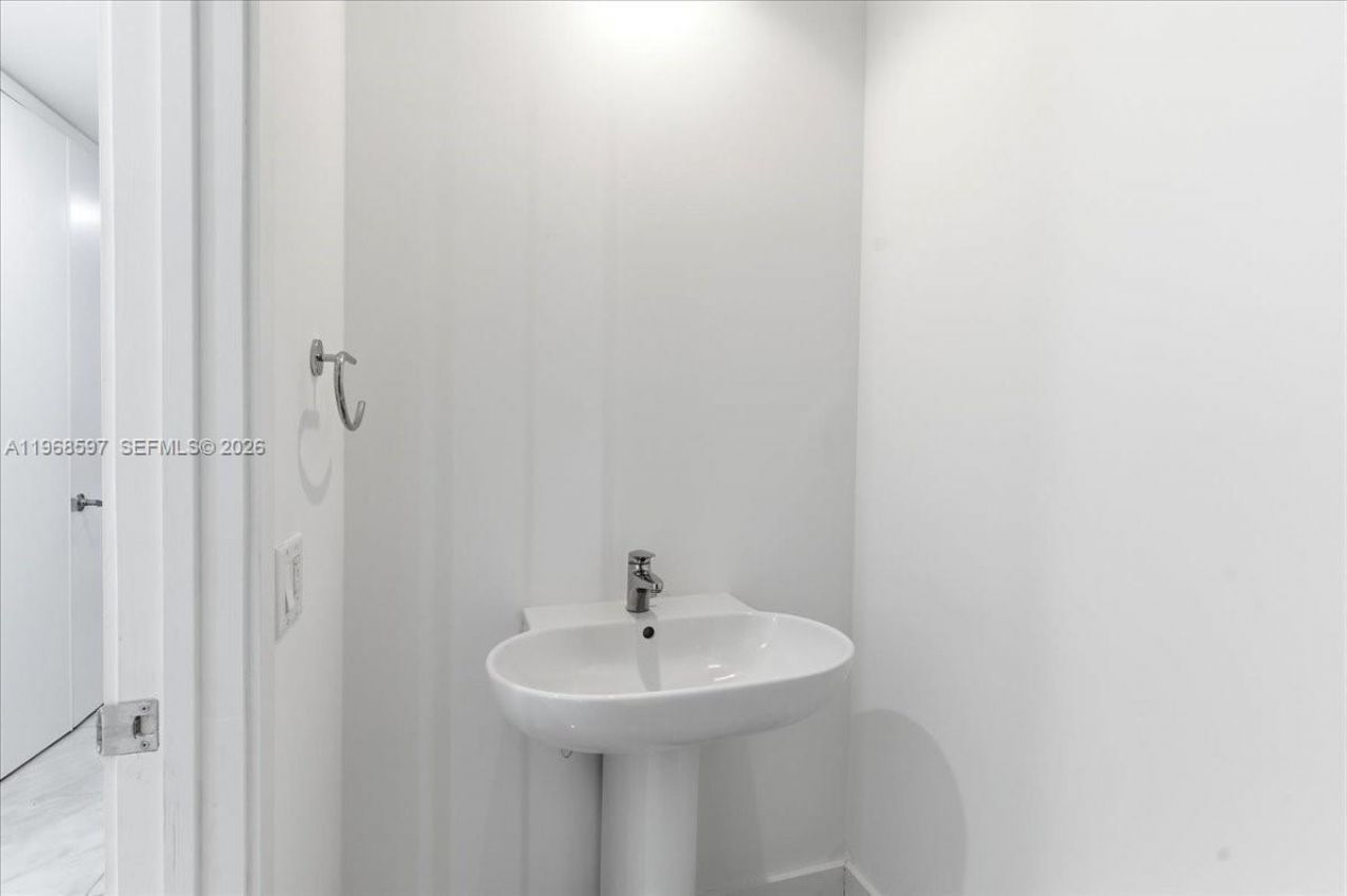 1100 Biscayne Blvd, Unit 2702, Miami, FL 33132 Photo