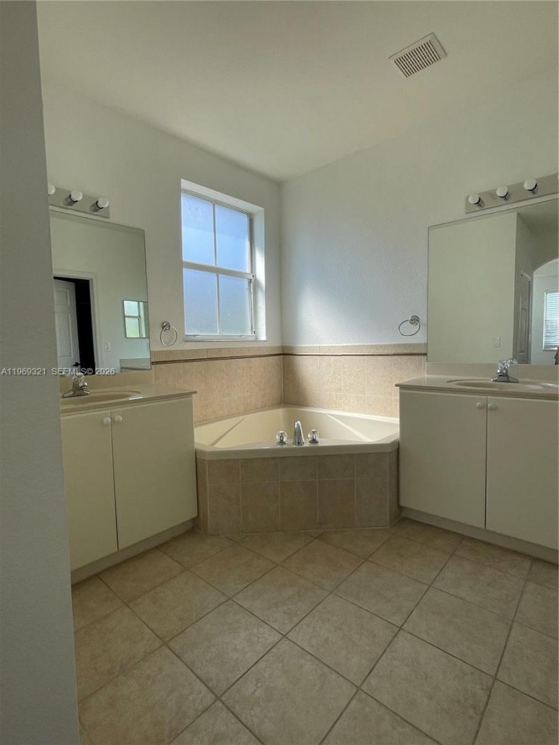 10844 NW 84th St, Doral, FL 33178 Photo