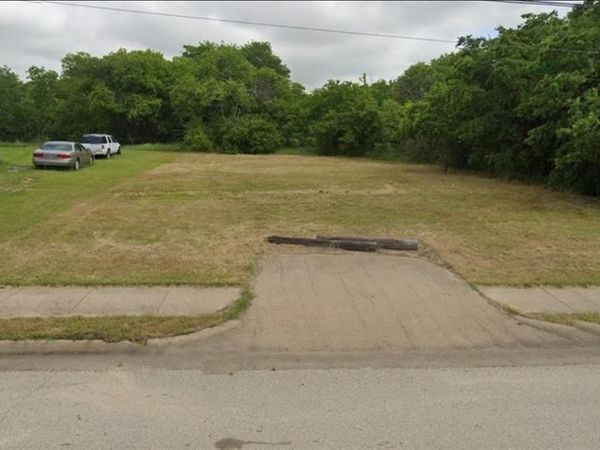 711 E Davis Avenue, Alvarado, TX 76009
