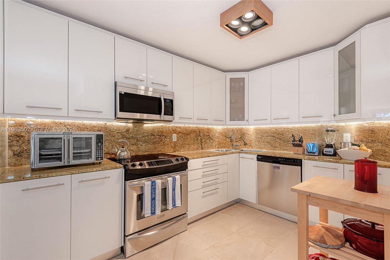 6423 Collins Ave , Unit 309, Miami Beach, FL 33141 Photo