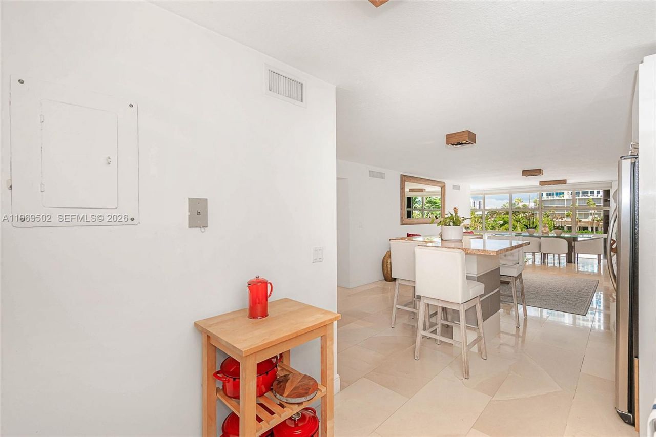 6423 Collins Ave , Unit 309, Miami Beach, FL 33141 Photo