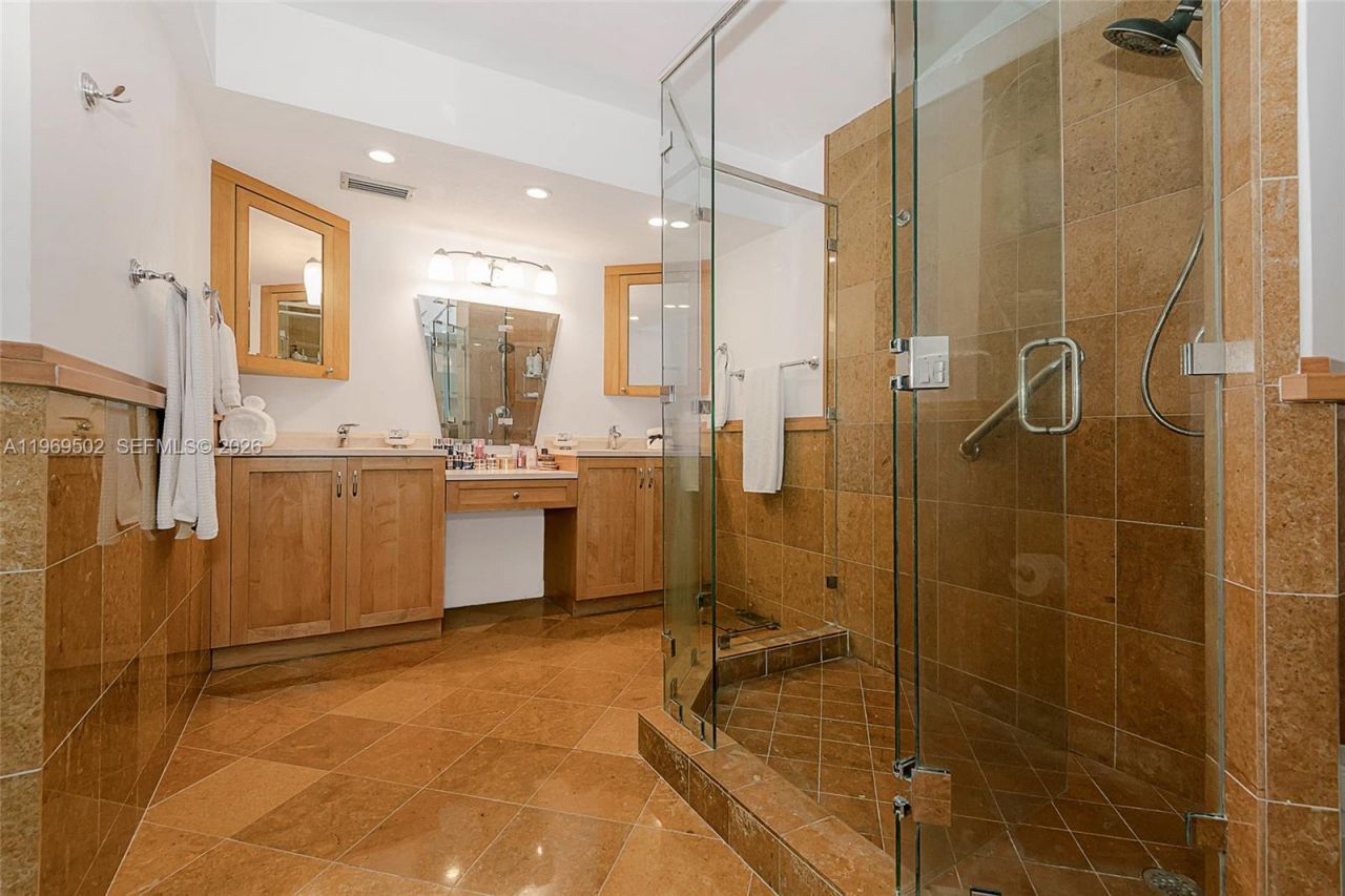 6423 Collins Ave , Unit 309, Miami Beach, FL 33141 Photo